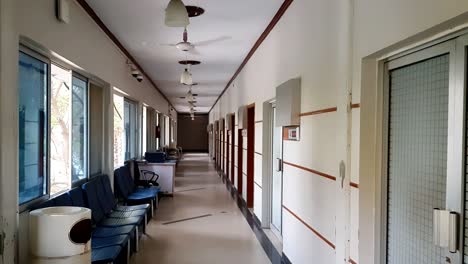 Pasaje-Del-Hospital-Y-Sala-De-Espera-Con-Asientos-Vacíos