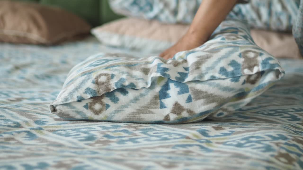 almohadas en una cama