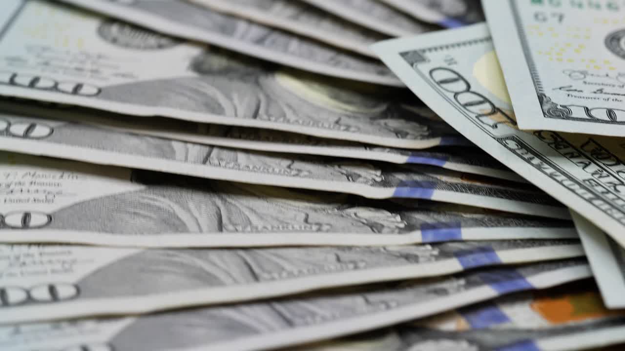 cerca de billetes de 100 dólares girando sobre una mesa