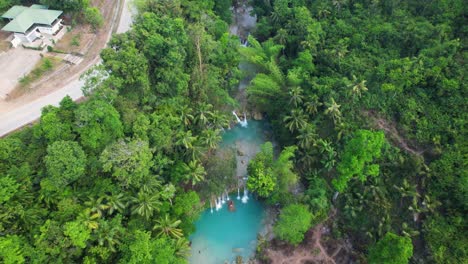 video de un dron de 4k volando alrededor de las cataratas de cambugahay en la isla de siquijor en filipinas