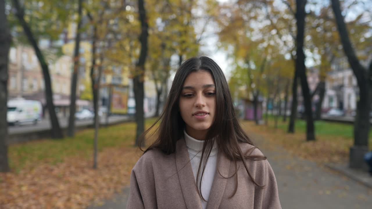 Mujer joven en el parque de otoño
