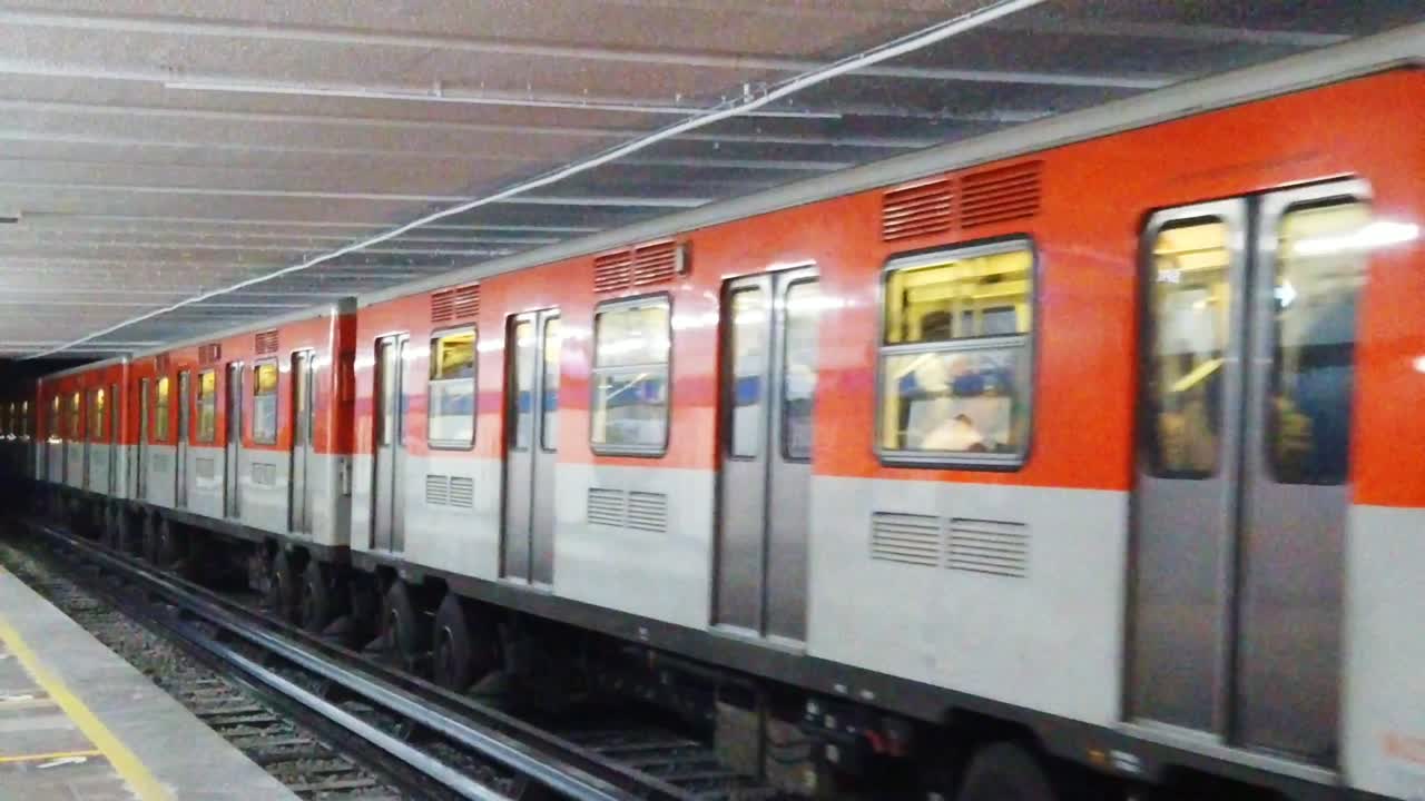 METRO TRAIN STARTING MOVEMENT, HIDALGO STATION