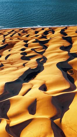 impresionante vista aérea de las dunas de arena y la costa únicas de gran canaria