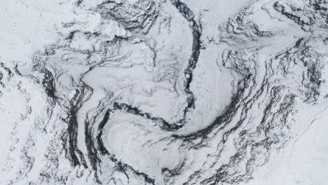 cañón cubierto de nieve de kota rgil en islandia - toma aérea