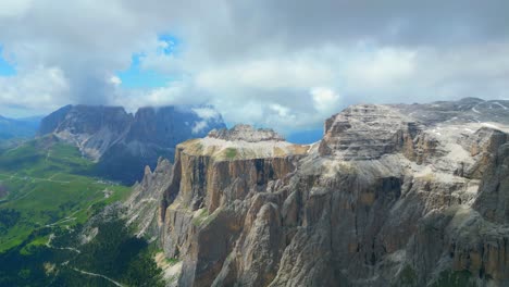 imagen aérea volando sobre sass pordoi, entre el tirol del sur, trentino belluno, italia