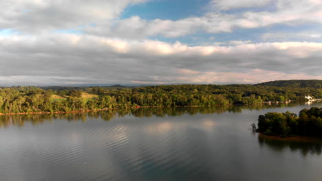 Langsamer-Luftabstieg-Im-Tennessee-River-Valley,-Aufgenommen-Von-Concord-Cove