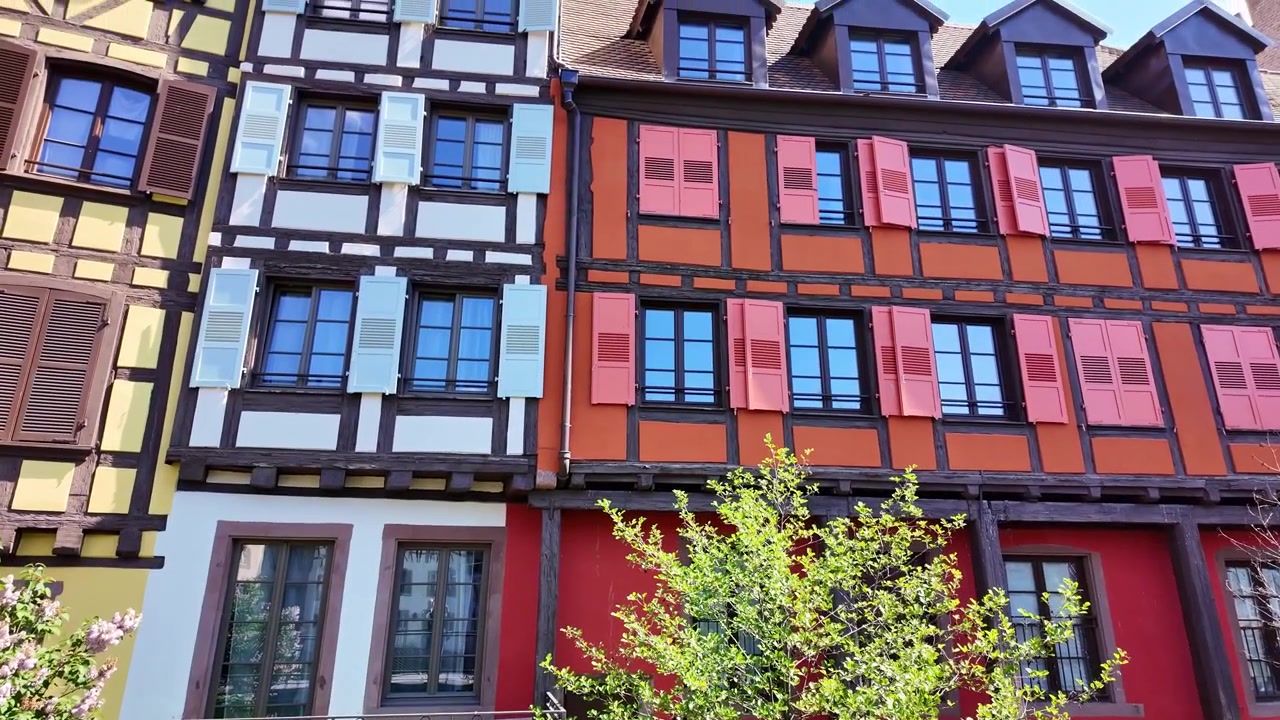 Colorate facciate tradizionali di case a graticcio con persiane in legno a La Petite France a Strasburgo, Francia