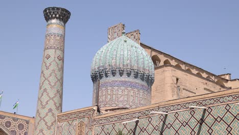 cúpula azul y alto minarete en samarcanda, uzbekistán a lo largo de la histórica ruta de la seda