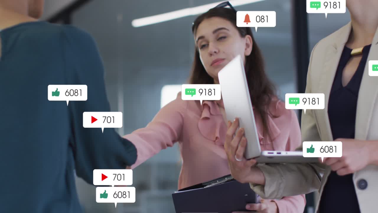 animación de iconos y números de las redes sociales sobre diversas personas de negocios