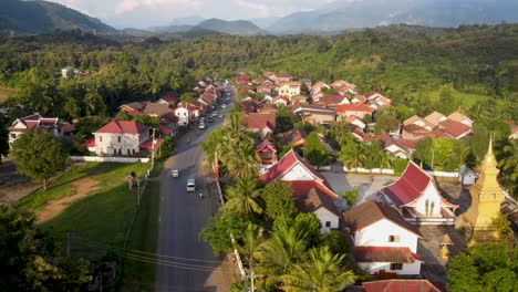 Vista-Panorámica-Aérea-Sobrevolando-Casas-Rurales-En-Luang-Prabang-Durante-La-Hora-Dorada