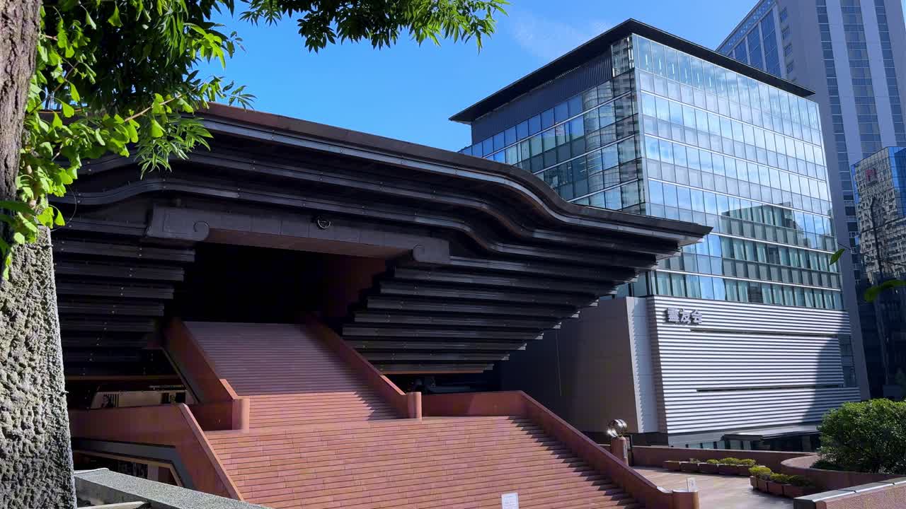 도시 환경에서 넓은 계단과 유리 건물을 가진 현대 건축물