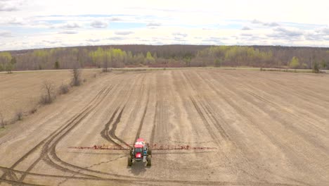 el tractor fumigador se detiene