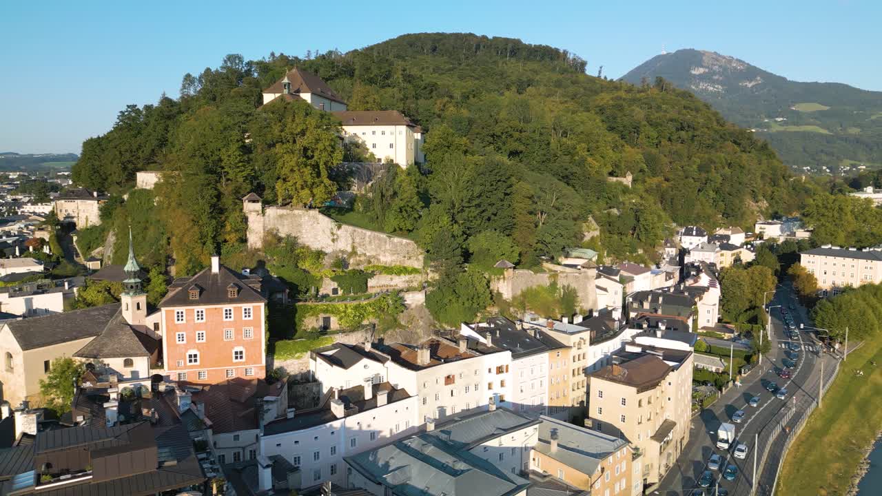 Splendida vista aerea di un parco verde a Salisburgo, Austria, in una tipica giornata estiva