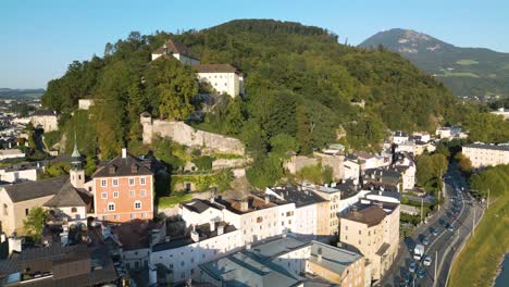 hermosa vista aérea del parque verde en salzburgo, austria en un día típico de verano