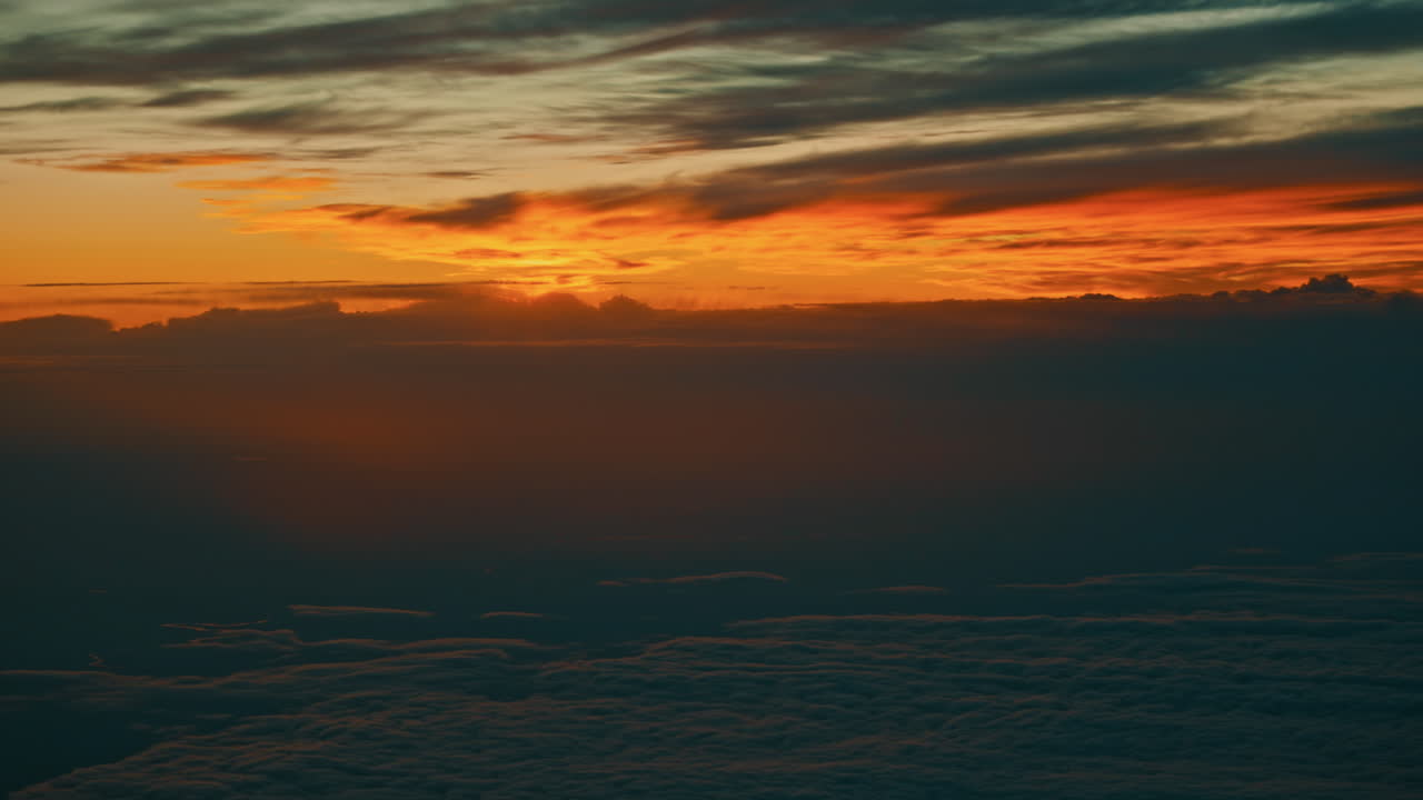 Luftaufnahme eines lebhaften Sonnenuntergangs über einer Wolkenlandschaft