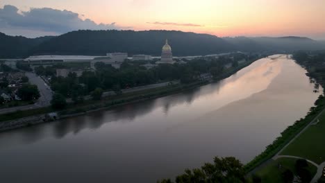 Die-Luftaufnahme-Des-Kanawha-River-Bei-Sonnenaufgang-Mit-Der-Hauptstadt-Des-Bundesstaates-West-Virginia-Im-Hintergrund-In-Charleston,-West-Virginia