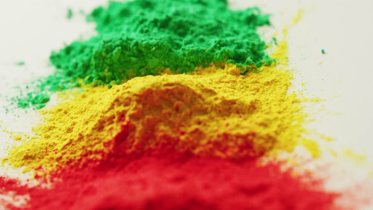 Vídeo de pós multicoloridos com espaço para texto sobre fundo branco.