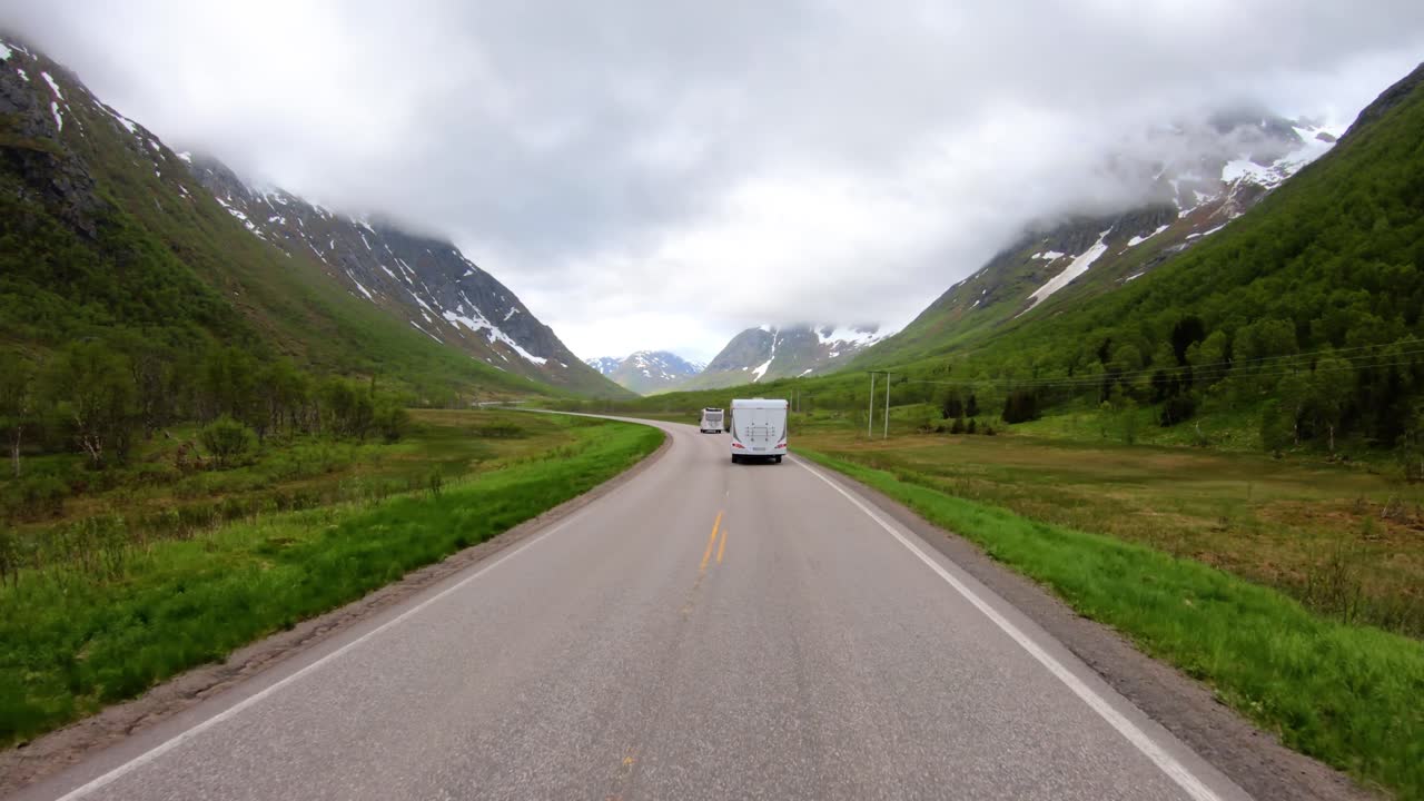 Sudut pandang kendaraan: Mengemudi Mobil VR Karavan melaju di jalan raya. Liburan pariwisata dan perjalanan. Pemandangan alam Norwegia yang indah.