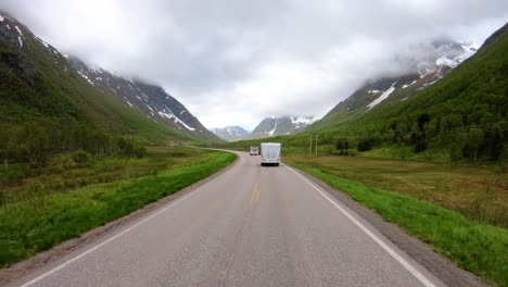 punto de vista del vehículo conduciendo un coche vr caravana viaja por la autopista. turismo vacaciones y viajes. hermosa naturaleza paisaje natural de noruega.