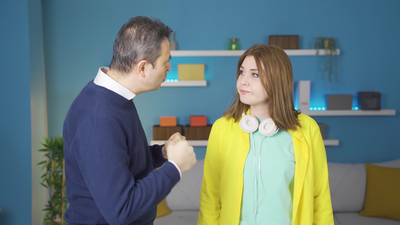 el padre que le da moral a su hija deprimida.