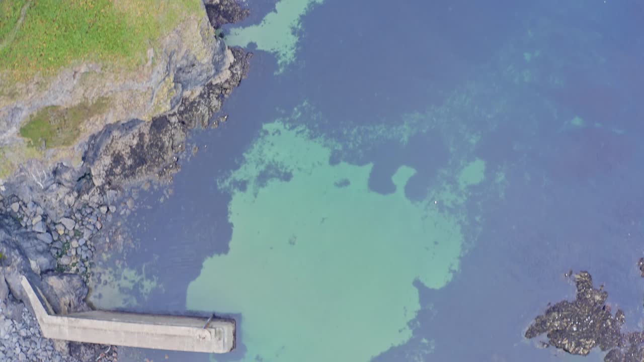 영국 콘월에 있는 포트 이삭의 절벽 길을 따라 공중 트럭이 발사되었습니다.