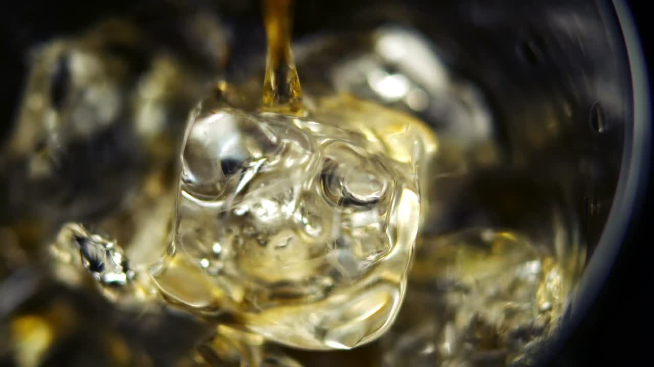 잔에 얼음 위에 위스키를  ⁇ 는 것