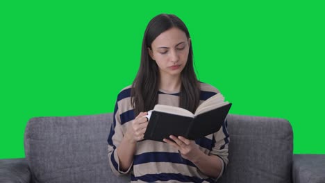 chica india leyendo un libro y bebiendo café pantalla verde