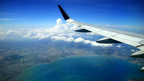 Hermosa-Vista-Aérea-A-Través-De-Las-Ventanas-De-Los-Aviones-Comerciales