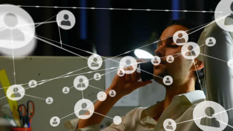 hablando por teléfono, hombre rodeado de conexiones de red animación en la oficina