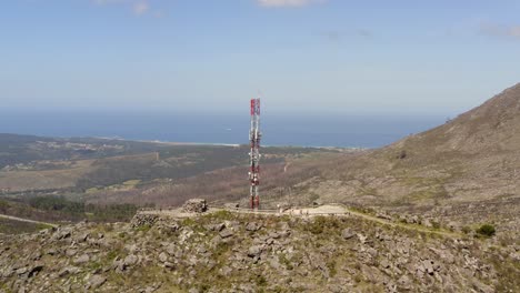 Rocky-hillside-of-Mirador-curotina,-vast-landscape-in-background