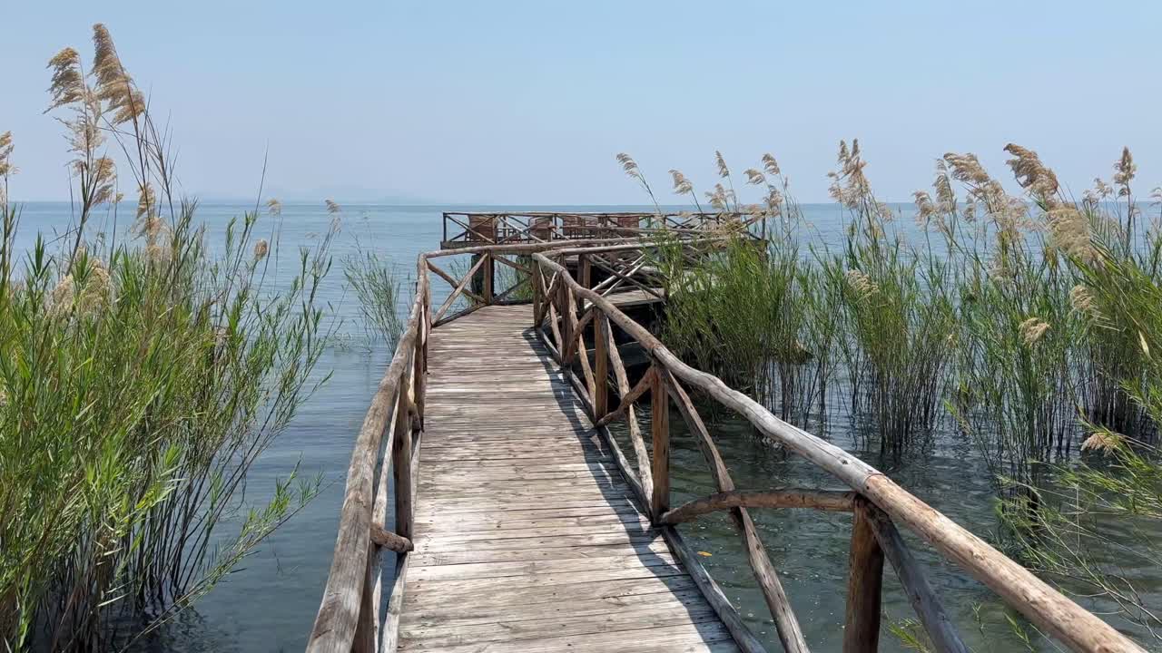 vista inclinada hacia arriba del muelle de madera en la isla de nankoma. lago malawi, malawi.