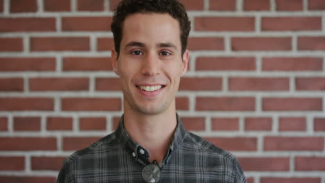 Retrato-Atractivo-Joven-Hispano-Riendo-Disfrutando-De-Un-Estilo-De-Vida-Exitoso-Satisfacción-Masculina-Independiente-Fondo-De-Pared-De-Ladrillo