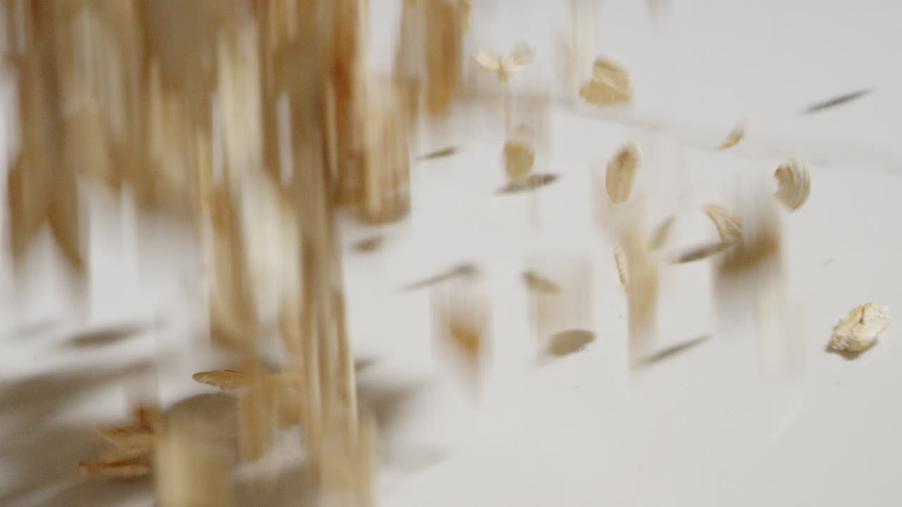 슬로우 모션으로 떨어지는 귀리