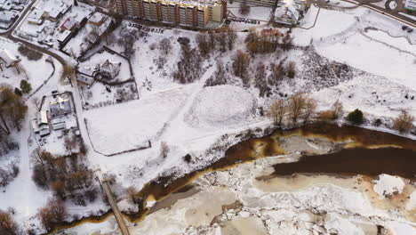 Hielo-A-La-Deriva-En-El-Río-Gauja-Durante-El-Invierno-En-La-Ciudad-De-Valmiera,-Letonia