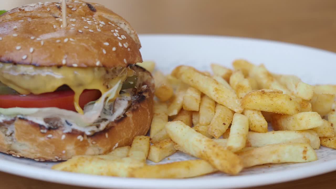 Hamburguesa y papas fritas.