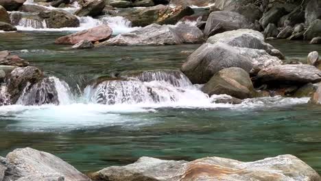 Río-De-Montaña-Pura-Fluye-Sobre-Las-Rocas