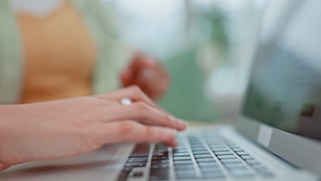 manos, computadora portátil y una mujer creativa escribiendo