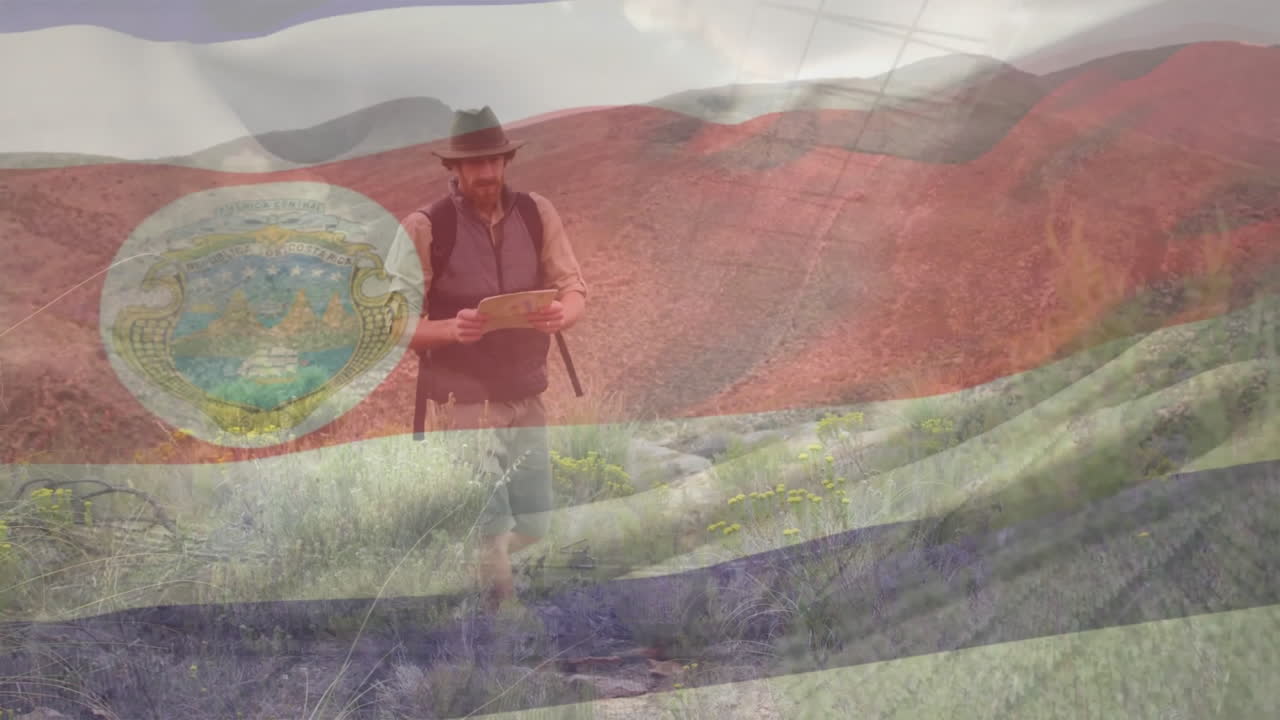 animación de la bandera de costa rica ondeando sobre el hombre caucásico con el mapa caminando en las montañas