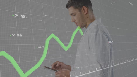 animación de un gráfico con números cambiantes sobre un médico caucásico usando una tableta digital