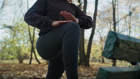 Retrato-De-Una-Mujer-Caucásica-De-Jengibre-Con-Paraguas-Transparente-En-El-Parque