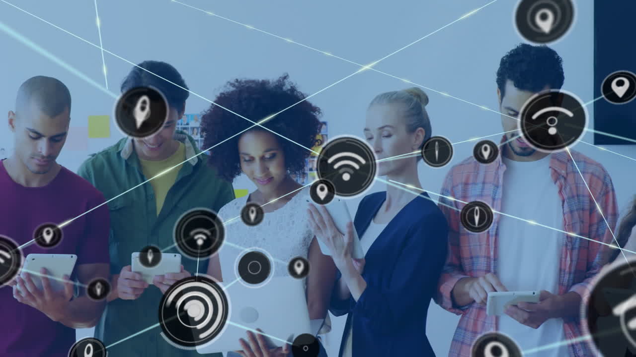 red de conexiones y animación de procesamiento de datos sobre diversas personas que utilizan dispositivos