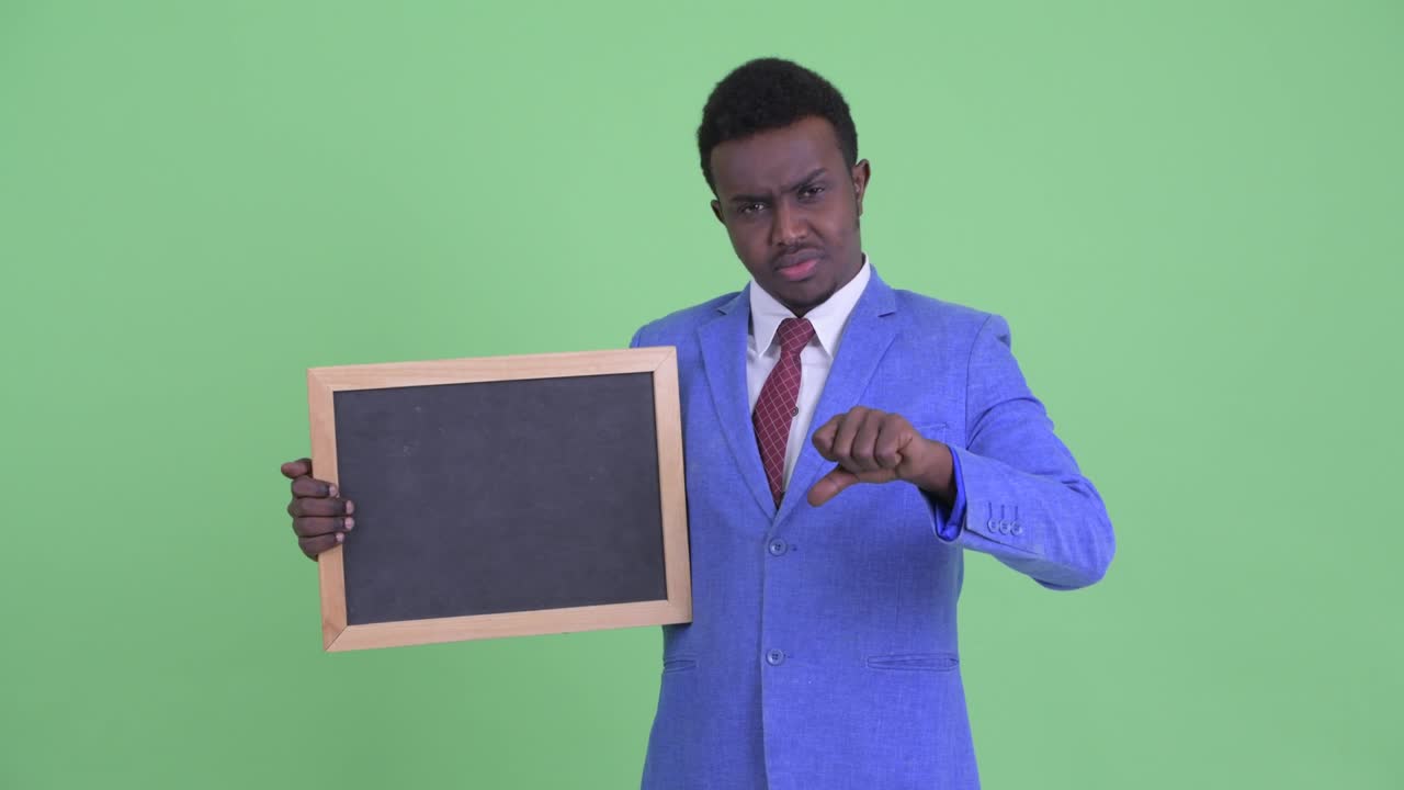 joven empresario africano con cabello afro en traje