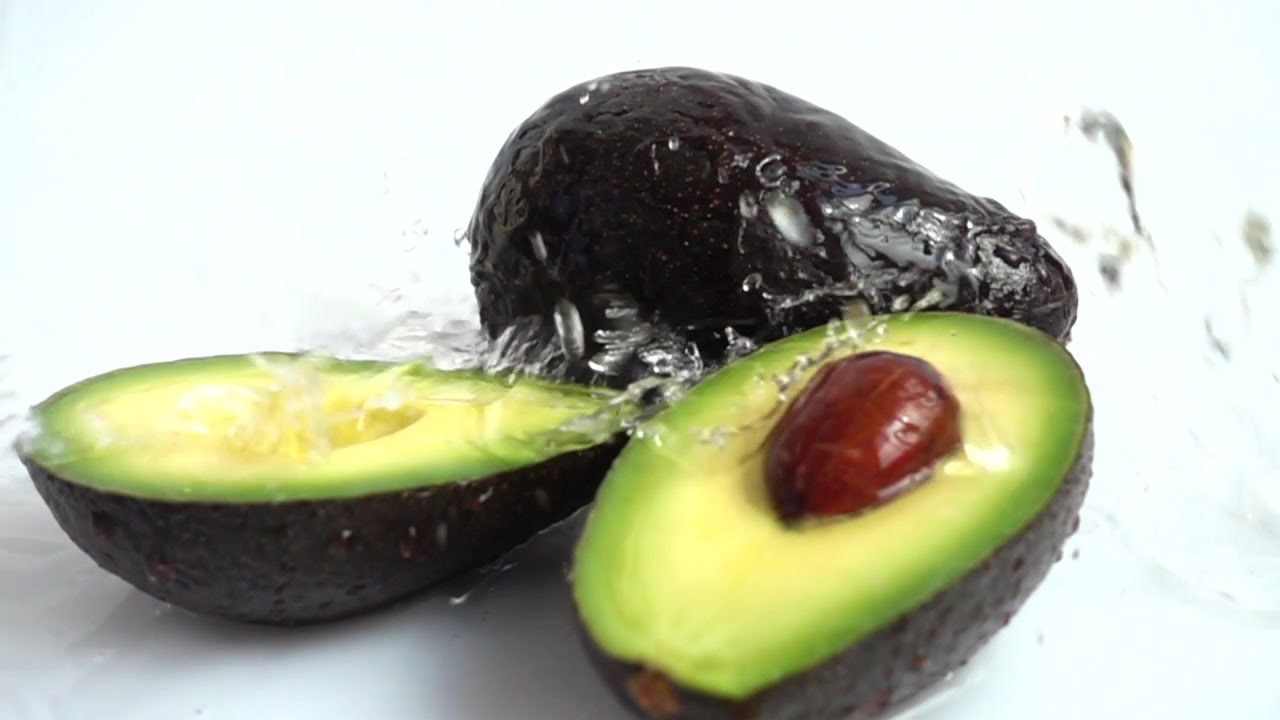 Avocado fresco e maturo. Rallentatore