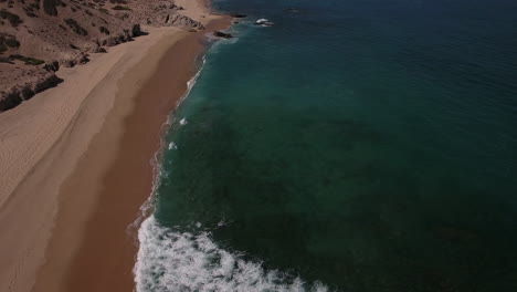 Enthüllen-Sie-Drohnenaufnahmen,-Die-Den-Long-Mile-Beach-In-Cabo-San-Lucas,-Mexiko,-Zeigen