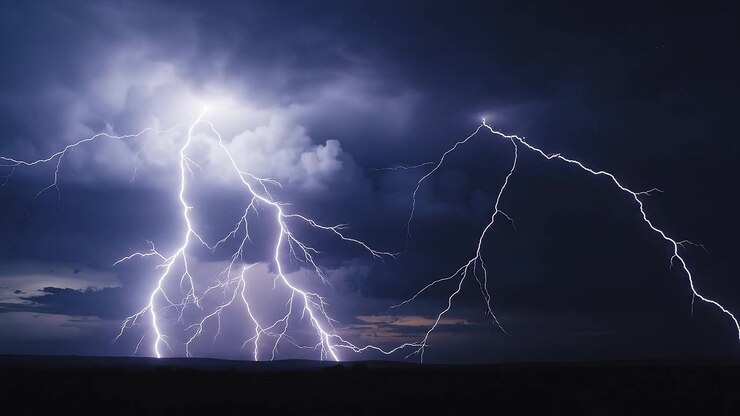 Fulmini drammatici che colpiscono durante un potente temporale notturno.