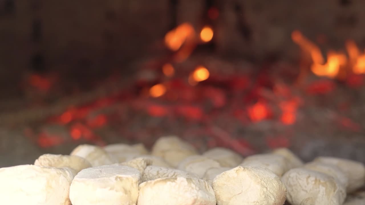 점토 오븐에서 을 조리하는 전통적인 페이스트리 페이스트리는 느린 동작으로