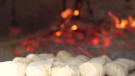 Brot-Backen-Im-Lehmofen,-Traditionelle-Bäckerei-Mit-Gebäck-In-Zeitlupe