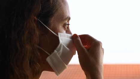 Mujer-Caucásica-Usando-Una-Mascarilla-En-Casa