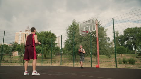 Zwei-Männliche-Basketballspieler-Trainieren-Gemeinsam-Auf-Einem-Basketballplatz-Im-Freien-2