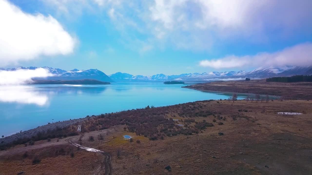 toma aérea del calmante y relajante lago tekapo en nueva zelanda